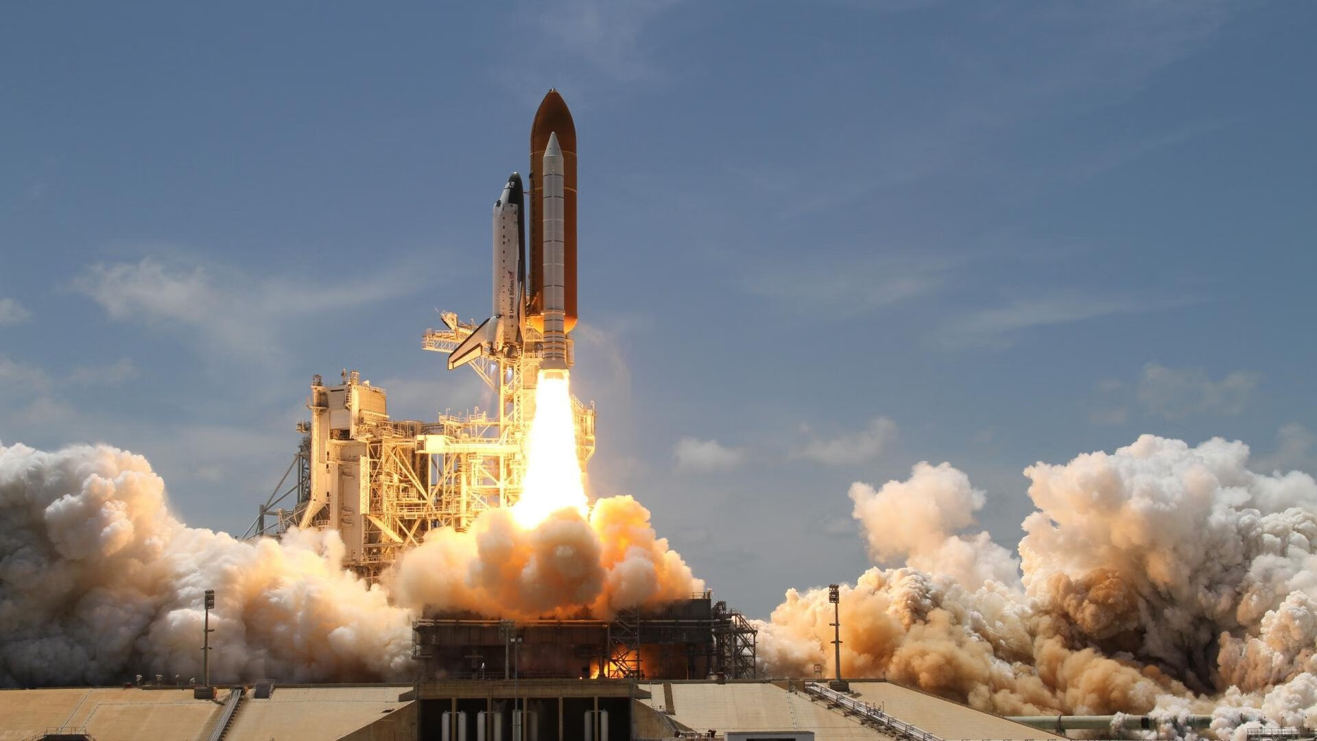 俱乐部外援多语种培训课程上线促进更好沟通与配合，外语俱乐部海报